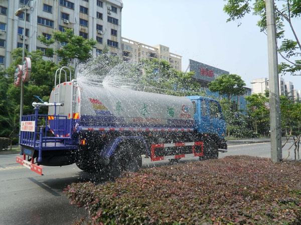 灑水車圖片—高位花灑